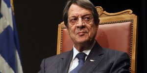 Νίκος Αναστασιάδης κοιταζει πλαι