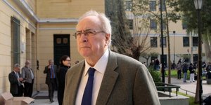 Ο Νίκος Κωνσταντόπουλος έξω από τα δικαστήρια τις Ευελπίδων