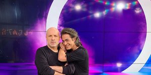 Ο Νίκος Μουτσινάς και ο Διονύσης Σχοινάς στο πλατό της εκπομπής «Καλό Μεσημεράκι»
