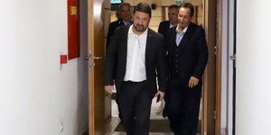 Νίκος Χαρδαλιας μπαινει σε γραφειο 