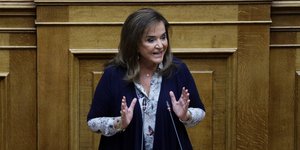 Η κ. Μπακογιάννη στο βήμα της Βουλής