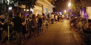 Θαμώνες στα μαγαζιά της οδού Τιμοθέου στο Παγκράτι