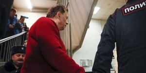 Ολεγκ Σοκόλοφ με κόκκινη μπλούζα