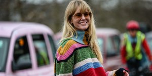 Στιλάτη γυναίκα με πουλόβερ