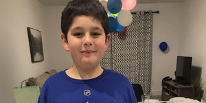 Παιδί με μπλε μπλούζα