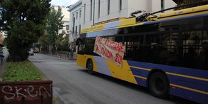 Το πανό πάνω στο τρόλεϊ