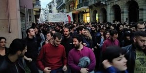 Πολίτες στην πορεία για το Πολυτεχνείο στην Πάτρα