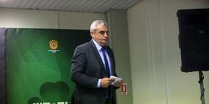 Ο Αργύρης Πεδουλάκης αποχωρεί από αίθουσα