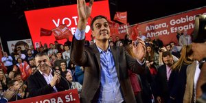 Πέδρο Σάντσεθ χαιρετάει πλήθος