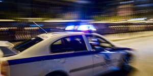 Περιπολικό με σειρήνα ανοιχτή τη νύχτα