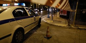 Περιπολικό σε δρόμο τη νύχτα