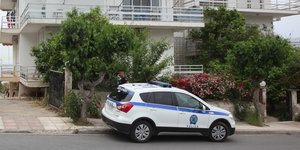 περιπολικό στο πεζοδρόμιο