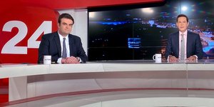 Ο Κυριάκος Πιερρακάκης με τον δημοσιογράφο Δημήτρη Τάκη 