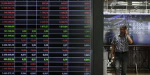 Πίνακας με τις τιμές των μετοχών στο Χρηματιστήριο Αθηνών