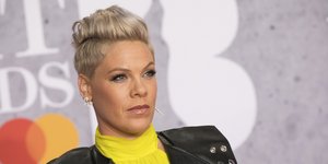 Η Pink με κίτρινη μπλούζα και biker jacket