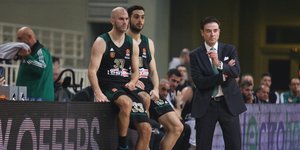 O Ρικ Πιτίνο στέκεται με Καλάθη και Παπαπέτρου στις γραμμές
