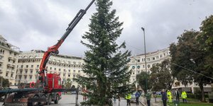 Το χριστουγεννιάτικο δέντρο στην πλατεία Αριστοτέλους
