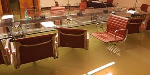 Πλημμυρισμένη αίθουσα δημοτικού συμβουλίου
