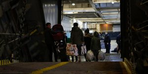 Πλοίο στο οποίο επιβιβάζονται μετανάστες από τα νησιά