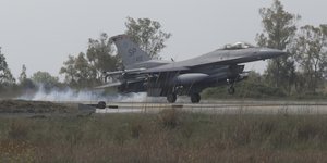 Πολεμικό αεροσκάφος ξεκινα