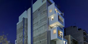 Η πολυκατοικία με τα μπαλκόνια κύβους στο Παγκράτι