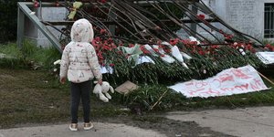 κοριτσακι κουκλα λουλουδια