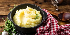 πουρές πατάτας σε μπολ πάνω σε τραπέζι