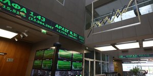 Στα πράσινα οι δείκτες του Χρηματιστηρίου Αθηνών