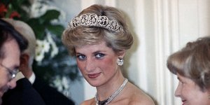 Η πριγκίπισσα Νταϊάνα με τιάρα