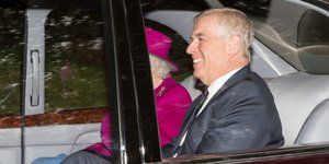 Ο πρίγκιπας Αντριου στο αυτοκίνητο με την βασίλισσα Ελισάβετ