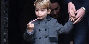 Ο πρίγκιπας Τζορτζ με γκρι παλτό