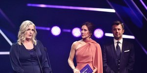 Η πριγκίπισσα Μαίρη της Δανίας με σομόν μάξι φόρεμα 