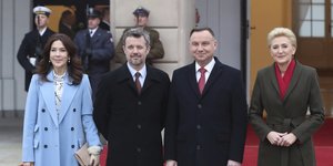 Η πριγκίπισσα Μαίρη της Δανίας με τον σύζυγό της στέκονται