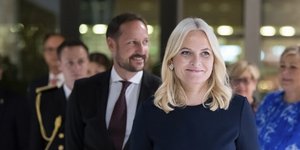 Η πριγκίπισσα Μέτε Μάριτ χαμογελά