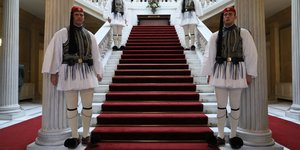 Ανδρες της Προεδρικής Φρουράς παρατεταγμένοι στις σκάλες στο εσωτερικό του Προεδρικού μεγάρου