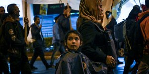 πρόσφυγας γυναικα κρατάει παιδι από χερι