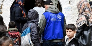 προσφυγες πλάτη αγορακι κοιταζει
