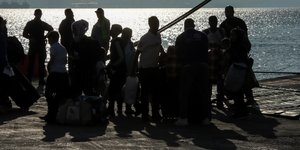 προσφυγες σκιές λιμάνι