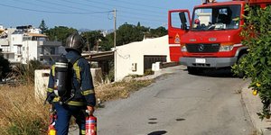 Δυνάμεις της Πυροσβεστικής στο Ηράκλειο όπου σημειώθηκε η έκρηξη