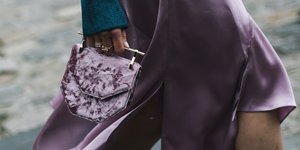 γυναίκα περπατά με φούστα και τσάντα στο δρόμο