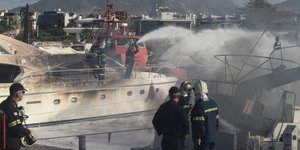 Πυροσβέστες σε φωτιά σε σκάφη
