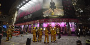 Πυροσβέστες έξω από θέατρο στο Λονδίνο