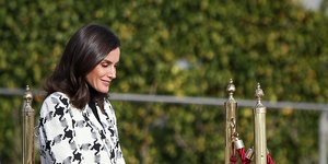 Η βασίλισσα Λετίθια με ασπρόμαυρο σύνολο