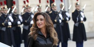 Η βασίλισσα Ράνια με μαύρα ρούχα περπατάει