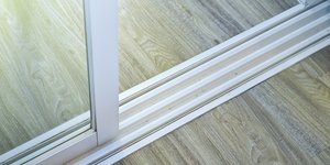 Πώς να καθαρίσεις την ράγα στην μπαλκονόπορτα