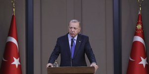 Ο Ρετζέπ Ταγίπ Ερντογάν ανάμεσα σε τουρκικές σημαίες