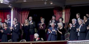 Η βασιλική οικογένεια της Αγγλίας όρθια χειροκροτάει