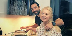Ο Σάκης Τανιμανίδης με την μητέρα του στην κουζίνα