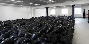 Με μαύρες σακούλες σκουπιδιών το μήνυμα του καλλιτέχνη
