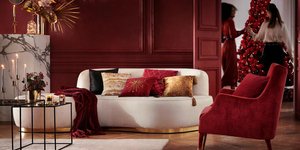 καναπές με μαξιλάρια και χριστουγεννιάτικη διακόσμηση